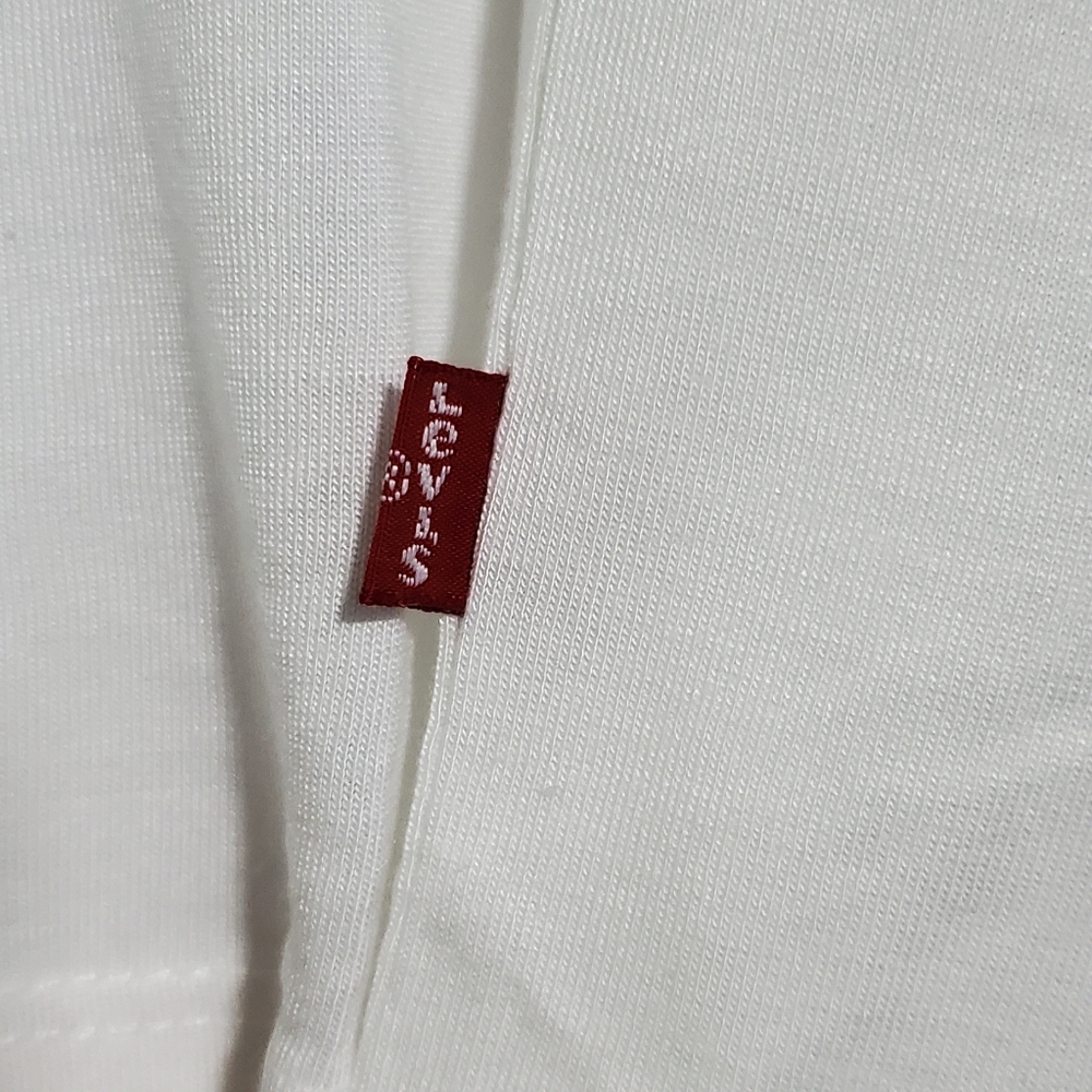 NWT Medium & Large Levi's Women's White V-Neck T-Shirt Relaxed Fit - Picture 3 of 16